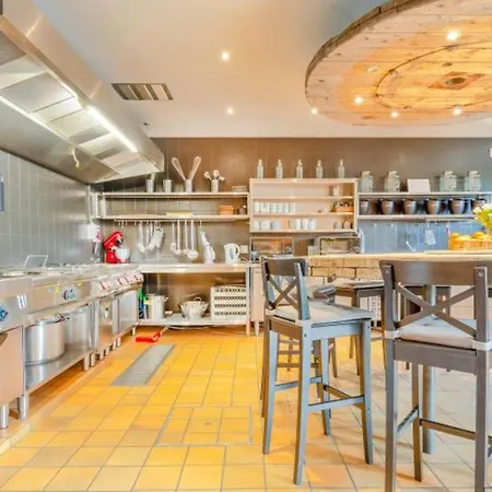 Spacious In With Private Pool * Florenville