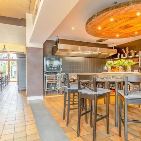 Spacious In With Private Pool * Florenville